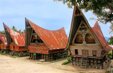  Architecture for the Tropics: A Journey Through Indonesian Vernacular Design Un voyage architectural à travers les traditions indonésiennes