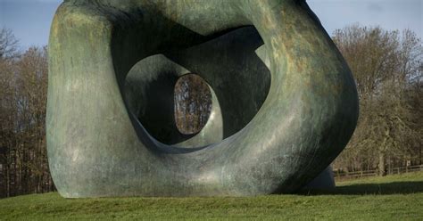  Virtuosity & Vision: Exploring the Sculpture of Henry Moore - A Journey into Modernist Mastery